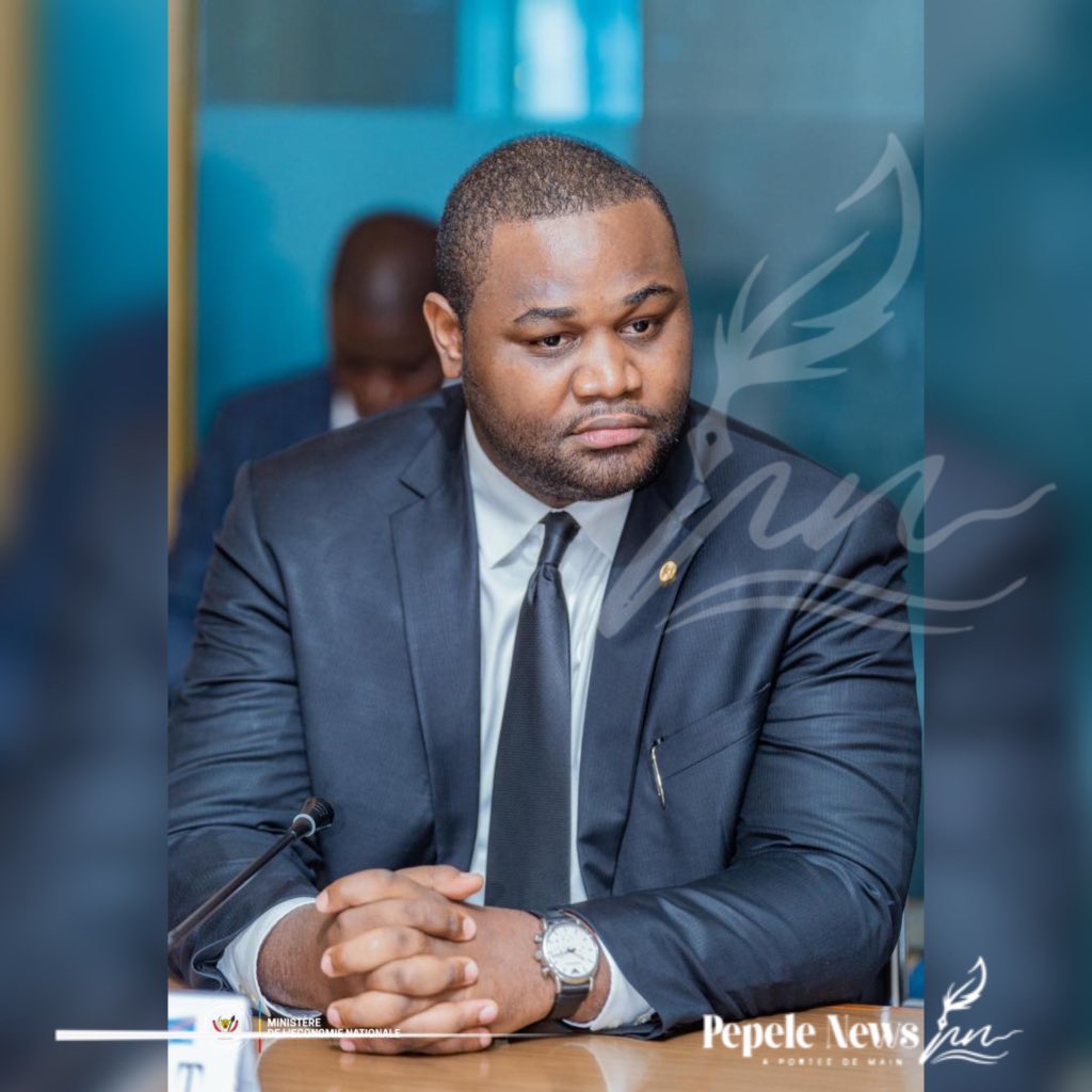 pepele_news's tweet photo. ⚡️PORTRAIT | Richard #Beya #Ilunga prend la tête de l’ENGIP-RDC SA
Nommé par une ordonnance présidentielle lue le 28 février 2026 sur la télévision publique, Richard Beya Ilunga devient Directeur général de l’Entreprise nationale de gestion des infrastructures pétrolières (ENGIP-RDC SA).
Une nomination qui intervient dans un contexte de reprise en main des infrastructures pétrolières par l’État congolais.
Juriste de formation et spécialiste des questions énergétiques, il s’est illustré dans un secteur où se croisent droit, finances publiques et enjeux de souveraineté énergétique.
Il est notamment :
• auteur de travaux sur le droit OHADA ;
• spécialiste des questions fiscales ;
• impliqué dans les enjeux liés au développement durable.
La fin, en décembre 2025, de la concession accordée en 1910 par le gouvernement colonial à la Société anonyme des Pétroles au Congo, pour la construction, l’exploitation et la
gestion des infrastructures pétrolières destinées à l’approvisionnement du
territoire national -maintenue puis adaptée à plusieurs reprise- a marqué :
✔️ la récupération des actifs par l’État ;
✔️ la création d’ENGIP-RDC SA ;
✔️ une nouvelle phase de gestion nationale des infrastructures pétrolières.
Richard Beya Ilunga prend donc ses fonctions à un moment clé pour la souveraineté énergétique du pays.
Il est membre permanent :
• du Comité de suivi de la structure des prix des produits pétroliers ;
• de la Commission de détermination du Prix moyen frontière.
Des structures stratégiques dans un pays fortement dépendant des importations pétrolières.
Dans un contexte où la question énergétique touche directement le pouvoir d’achat et la stabilité économique, son mandat sera observé de près.
Transparence, efficacité et stabilité des prix seront ses grands défis. #RDC #Hydrocarbures #SouverainetéÉnergétique #Économie @pepele_news