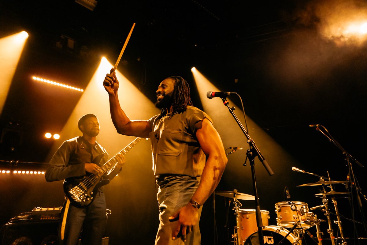 The Cavemen. tweet media