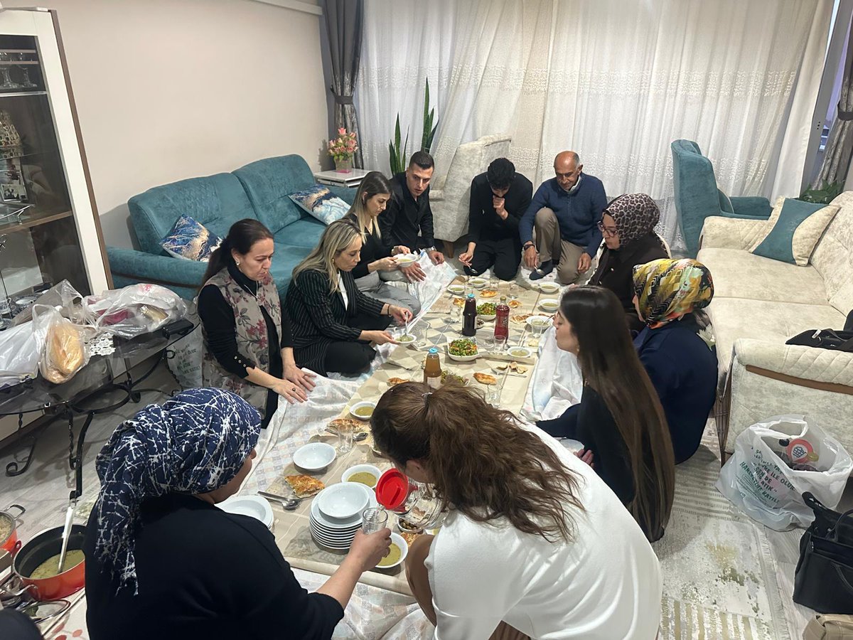 tubavuralcokal's tweet photo. 📍 Kepez - Aydoğmuş Mahallesi 

Bu akşam iftarımızı Emel Işık ablamızın sofrasında yaparak, Ramazan ayının mâneviyatını ve muhabbetini paylaştık.

Paylaştıkça bereketin arttığı, birlikte oldukça güzelliğin anlam kazandığı sofralarımız her daim bereketli, birlikteliğimiz daim olsun.