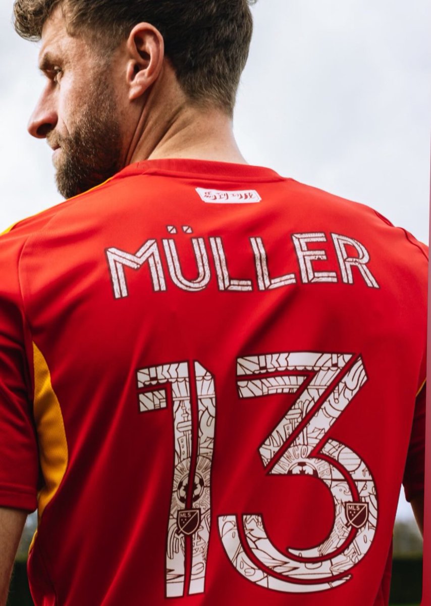 JorgeSauma's tweet image. 🔥 RedsCaps! 🔴

O @WhitecapsFC lançou sua nova camisa especial, toda em vermelho, celebrando o ano novo lunar. 

E quem estrela a campanha é ninguém menos que Thomas Müller, mostrando estilo dentro e fora de campo.

💥⚽ #RedCaps #ThomásMüller #WhitecapsFC

@territoriomls