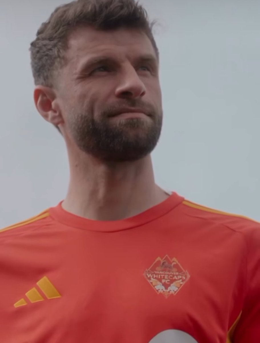 JorgeSauma's tweet image. 🔥 RedsCaps! 🔴

O @WhitecapsFC lançou sua nova camisa especial, toda em vermelho, celebrando o ano novo lunar. 

E quem estrela a campanha é ninguém menos que Thomas Müller, mostrando estilo dentro e fora de campo.

💥⚽ #RedCaps #ThomásMüller #WhitecapsFC

@territoriomls