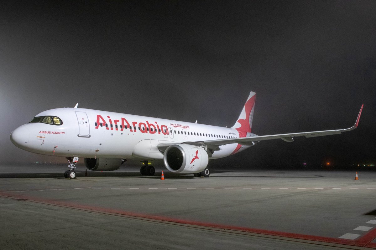 prgairside's tweet photo. @pragueairport se stalo dočasným domovem pro dva Airbusy A380 @emirates. Ty se kvůli konfliktu na Blízkém východě nedostaly na domovské letiště DXB. Pravidelná linka EK140 už zpět z Prahy neodletěla. Druhý stroj (A6-EUI) je divert linky IAH-DXB. Zůstává i A320neo Air Arabia. https://t.co/kTEu5qmT5C