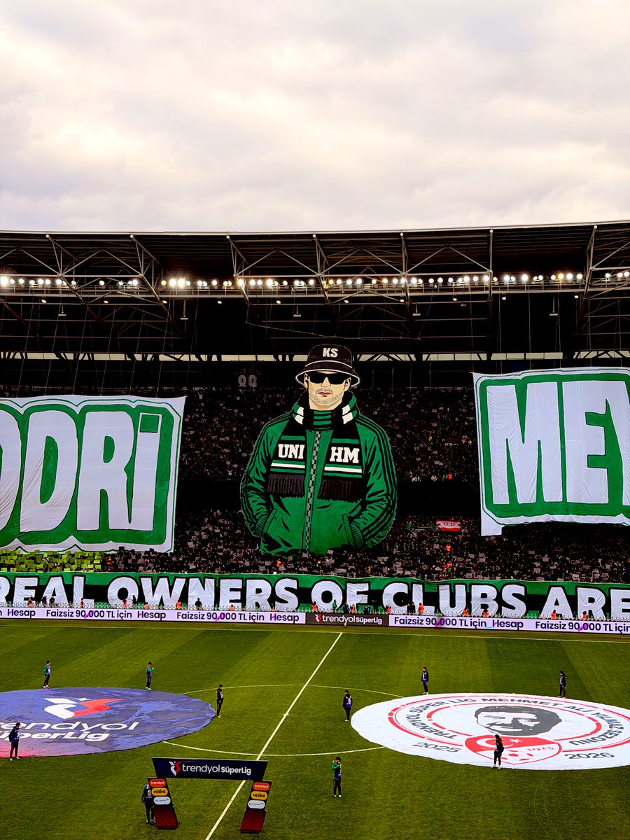 Sahada türlü oyunlarla yenebilirsiniz ama tribünde ASLA!
Tribünde Güvence Üniversite!