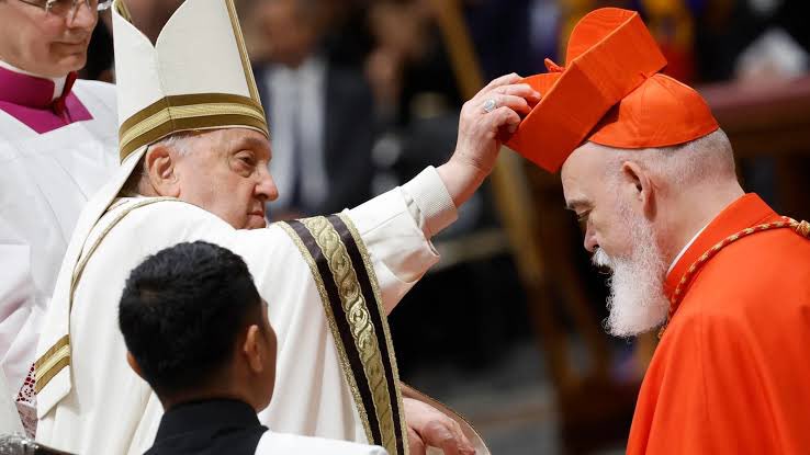 El Arzobispo de Teherán es Dominique Mathieu. Ha sido designado por el Papa Francisco como Cardenal en diciembre de 2024. Es franciscano y tiene valores muy cercanos a los de Bergoglio. Tiene además muy buena relación con el islam y siempre promovió la paz y el cuidado a la