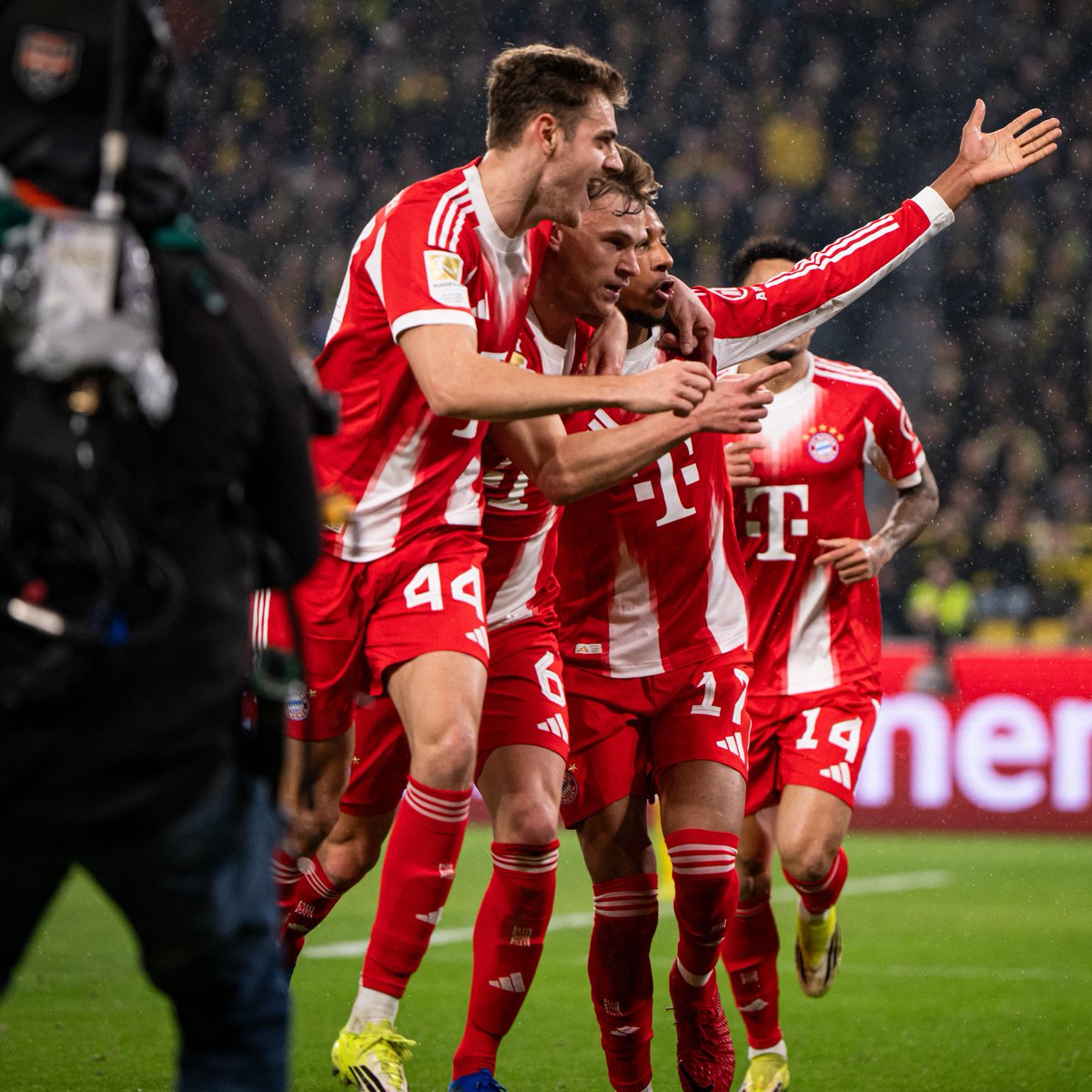 FCBayernFans_NL's tweet photo. Bayern staat nu 11 punten voor op Dortmund met nog tien wedstrijden te gaan! De landstitel is daarmee binnen handbereik voor de ploeg van Vincent Kompany. #BVBFCB https://t.co/syyYzRHsY4