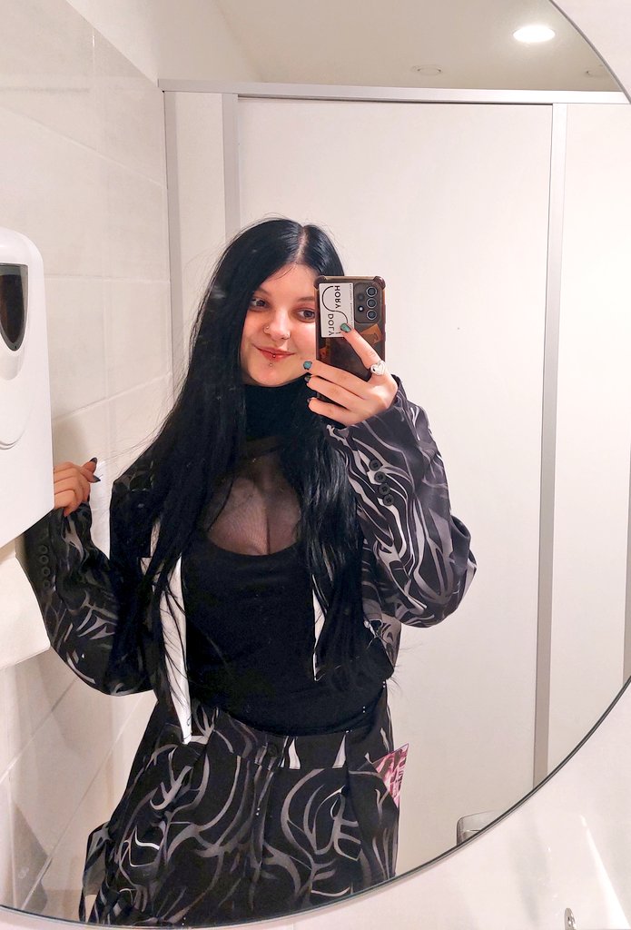 lavanien's tweet photo. yesterday I opened my first art exhibition, curated by meeeeeee 🌟 https://t.co/FoUMJJbfnM
