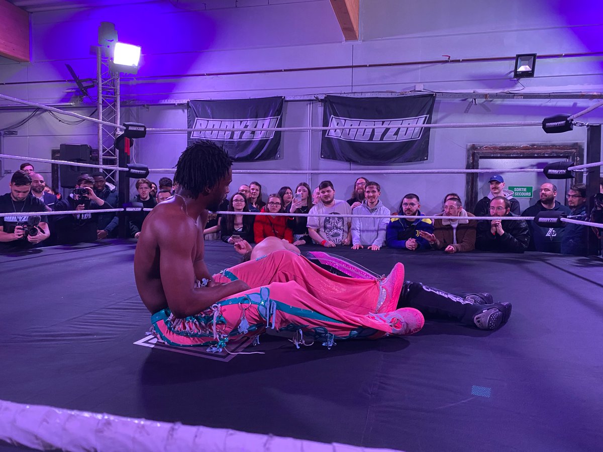 Maximo_is_here's tweet photo. A miscom between @Kurothekidd &amp; @LJ_Cleary lead to a 
VCC (@AhukahWrestler &amp; Daniel Akindele) victory at Bodyzoi. Post-match Kuro gave à lariat to his partner. https://t.co/RYoGjUXsmb