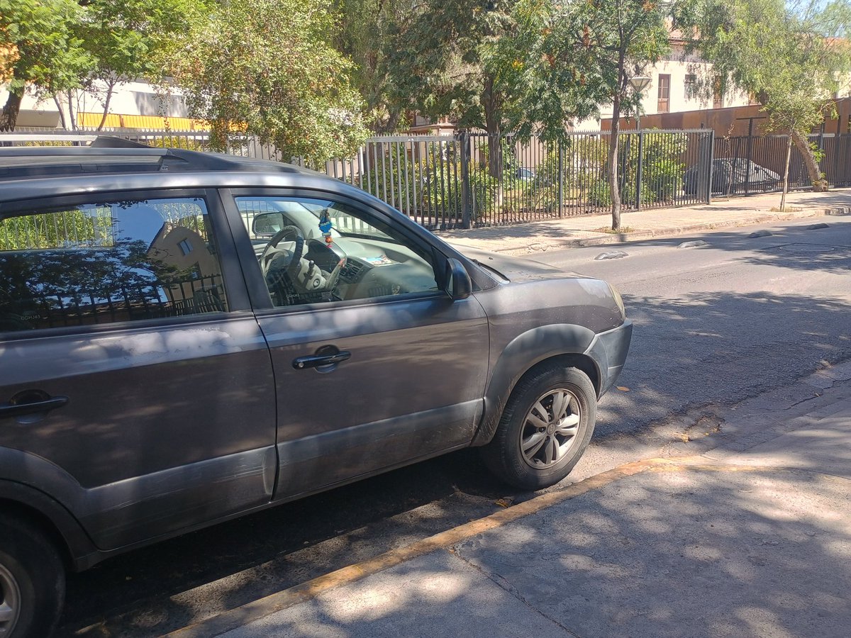 jpavezc's tweet photo. Este genio super mal estacionado en zona amarilla y acceso vehicular. Portugal con Marín. CG HJ 43. @Muni_Stgo @Carabdechile https://t.co/FpiO2f6T1m