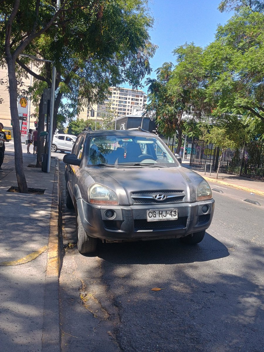 jpavezc's tweet photo. Este genio super mal estacionado en zona amarilla y acceso vehicular. Portugal con Marín. CG HJ 43. @Muni_Stgo @Carabdechile https://t.co/FpiO2f6T1m
