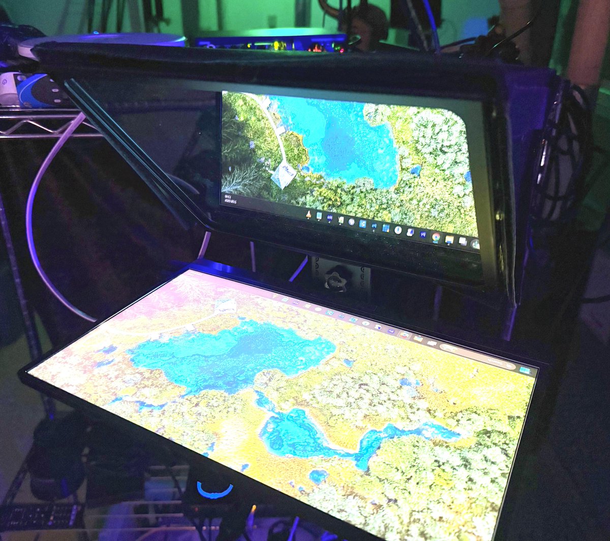 geekazine's tweet image. I find portable monitors very versatile. Here is my KYY portable monitor being used as a Teleprompter in my studio. I've being using this for over 5 years. 

amazon.com/dp/B0BKKLV9HY?… (affiliate link via @Amazon )

#portablemonitor #kyy #versatile