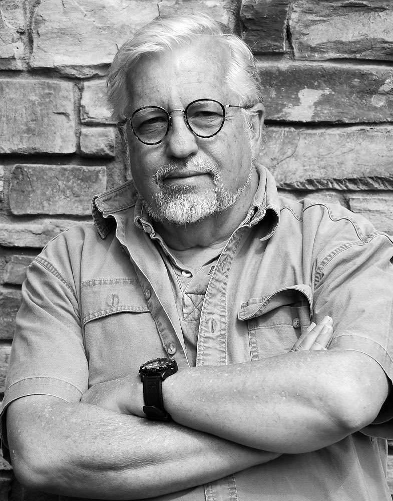 OpexNews's tweet photo. Dan Simmons a passé dix-huit ans à raconter des histoires à des enfants dans une salle de classe, avant de passer le reste de sa vie à en raconter au monde entier.

Il nous quitte en laissant derrière lui des planètes entières, des créatures immortelles, et des lecteurs qui ne seront plus jamais tout à fait les mêmes.

Quelque part, un vaisseau-arbre l’emporte vers les étoiles.

« Les mots sont les seules munitions dans la cartouchière de la vérité. Et les poètes sont les francs-tireurs qui s'en servent. » – Hyperion T1
