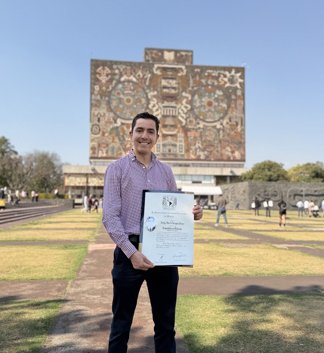 Venny_Venegas's tweet photo. Especialista en Gastroenterología 😎🎓 #INCMNSZ  #UNAM https://t.co/FqBAkVyFwx
