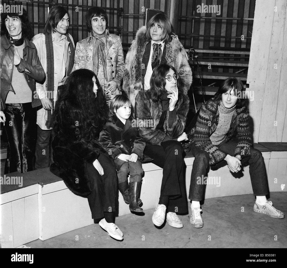 monkeeyaoi's tweet photo. i love these photos. EVERYBODY is oomfing up https://t.co/z3mMP0DkHR