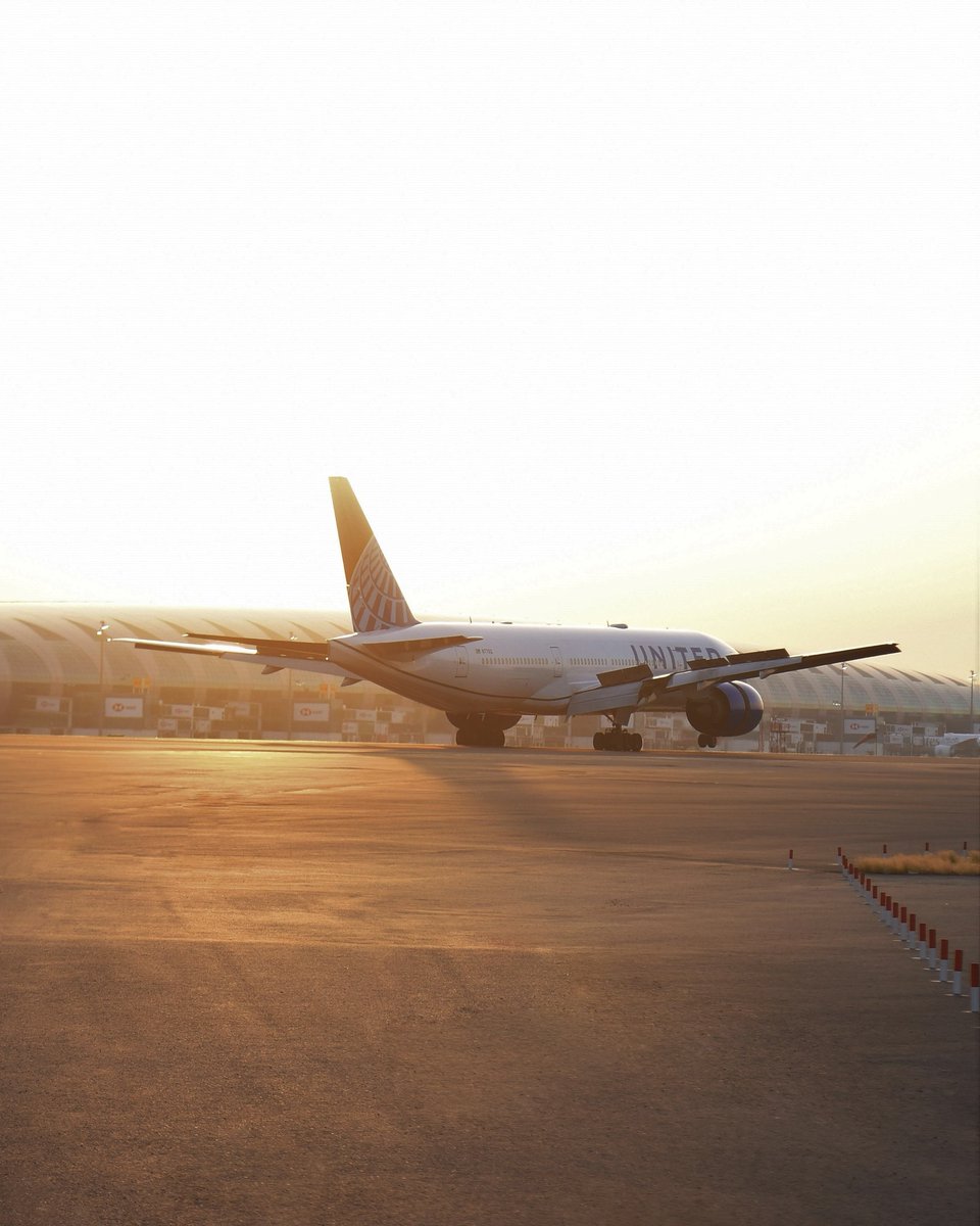 AztecaNoticias's tweet photo. Cierran el Aeropuerto Internacional de Dubái

El aeropuerto más transitado del planeta, ha suspendido todas sus operaciones. Los misiles iraníes que cruzaron el espacio aéreo han forzado un apagón logístico sin precedentes.

Más de 280 cancelaciones y 250 retrasos solo en las primeras horas.