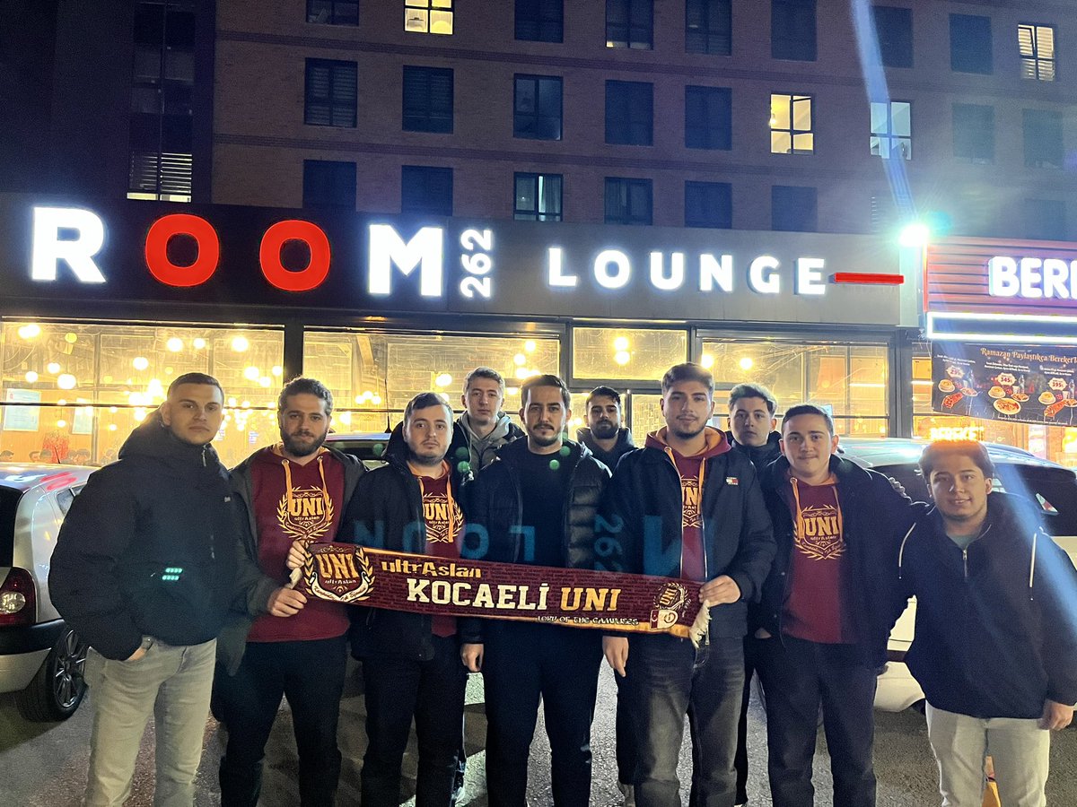 uAUNIKOU's tweet photo. ŞAMPİYONLUK BEKLİYORUZ ŞANLI GALATASARAY!

Takımımızı alanyaspor karşısında  hep beraber omuz omuza destekledik.

#ultrAslanUNI https://t.co/vKRdP5aLpu