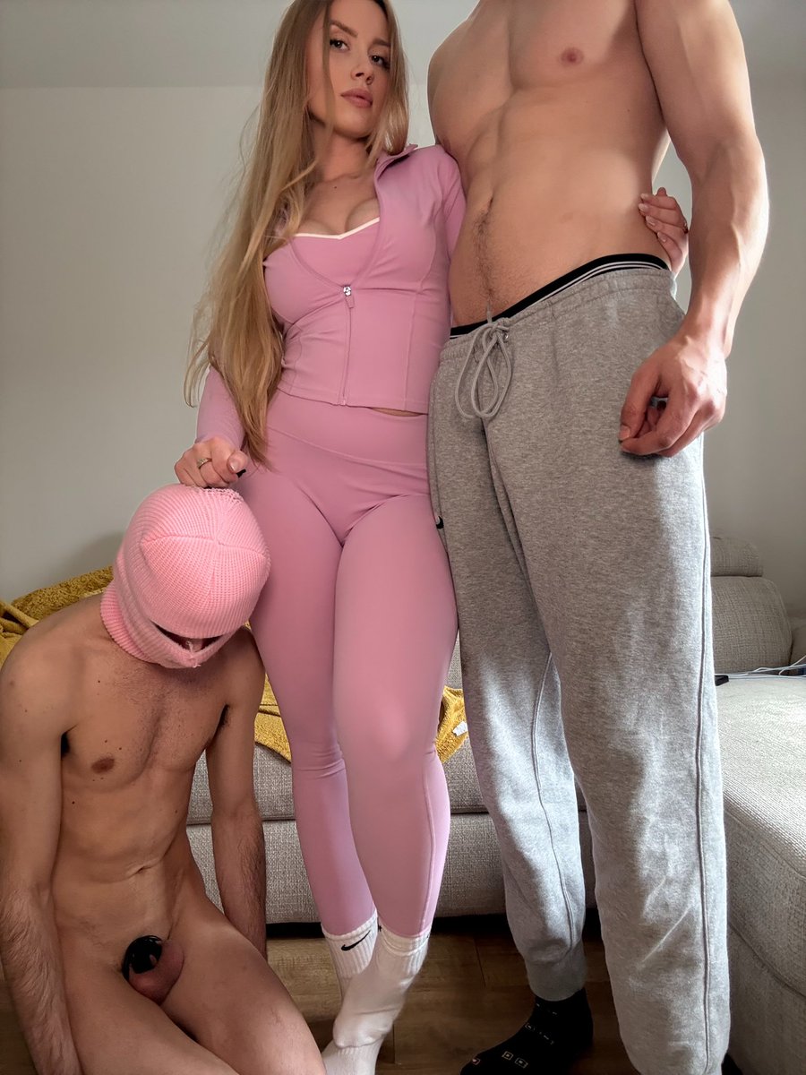 EmpressZabina's tweet photo. You’re either tall and muscular or you’re in chastity and I am the key holder 😊 https://t.co/8dHuo7TBbx