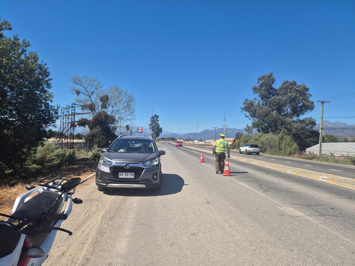 ZonaCarabValpo's tweet photo. 📍#Quillota | #PlanRutaSegura: Carabineros de la 4ª Comisaría intensifica sus controles vehiculares en la ruta #CH64, fiscalizando el cumplimiento de la ley de tránsito y entregando recomendaciones a quienes se desplazan por el lugar.
¡Recuerda, conducir 🚗a la defensiva!
#LaPrevenciónEsNuestraEsencia