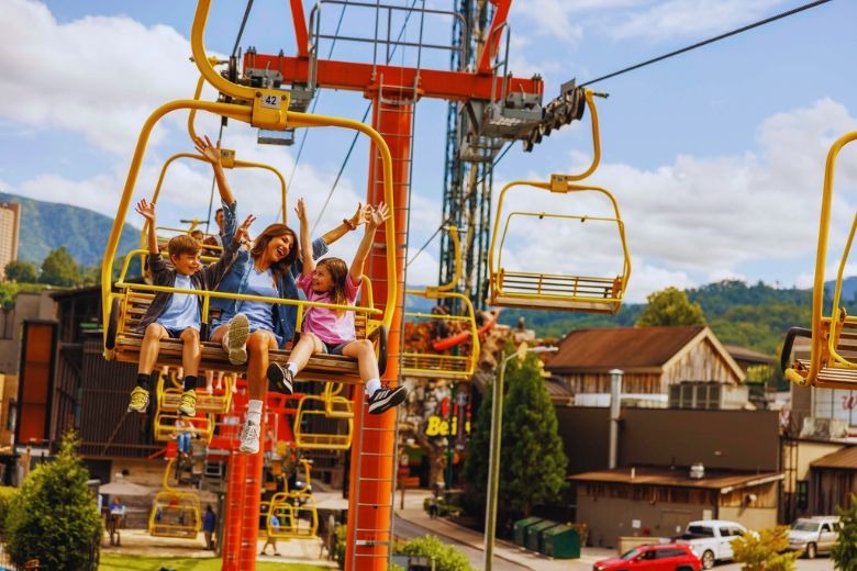 ColonialCabins's tweet photo. Bring your family to Gatlinburg this March for a spring break they’ll never forget. From great prices to unique attractions, Gatlinburg has so much to offer! Check out these six reasons to spend spring break in the shadow of the Smoky Mountains > https://t.co/o2sglbeVLW https://t.co/g6vf4bDH5u