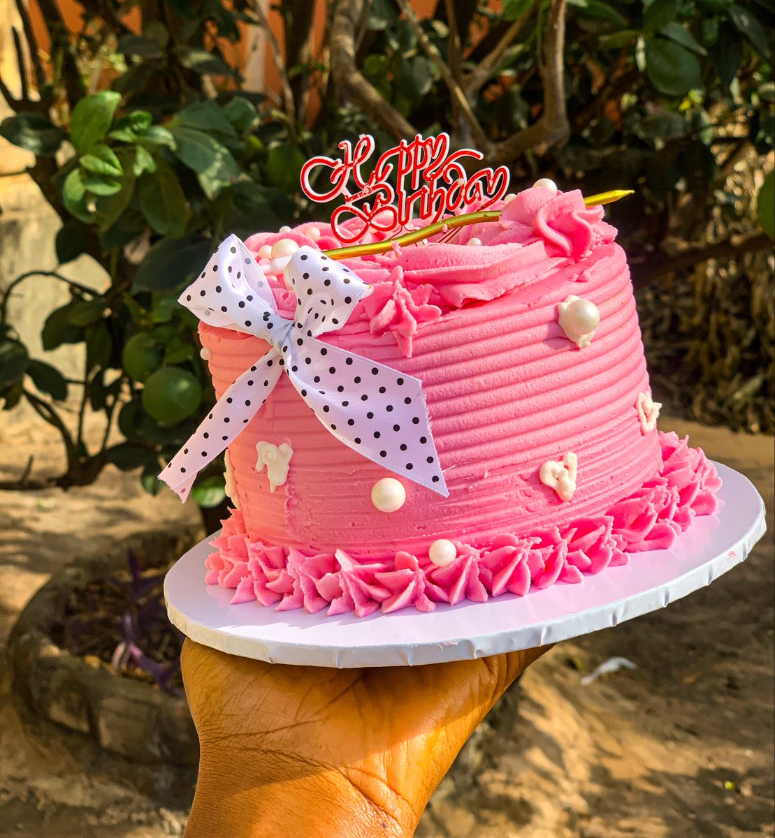 Very cute cake 🥹🥹🥹

15,000 naira only 

Available in Vanilla, Red Velvet and Chocolate