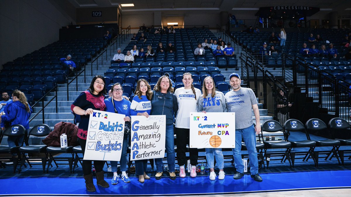 CreightonWBB's tweet photo. Special moment pregame this past Thursday for @kenn_townsend 🫶

#GoJays https://t.co/DADckasyFK