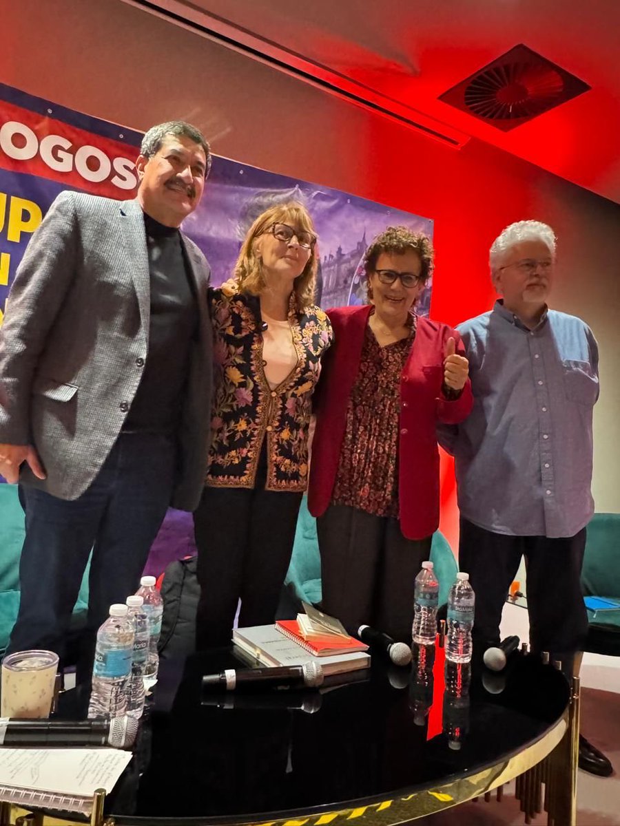 Hoy acompañé a <a href="/tatclouthier/">Tatiana Clouthier</a> al foro, “Corrupción: el origen de la desventura”, un encuentro con simpatizantes de <a href="/PartidoMorenaMx/">Morena</a> en Monterrey, a quienes compartí la importancia de combatir la corrupción, un adversario feroz, pero no invencible, una tarea monumental, pero no