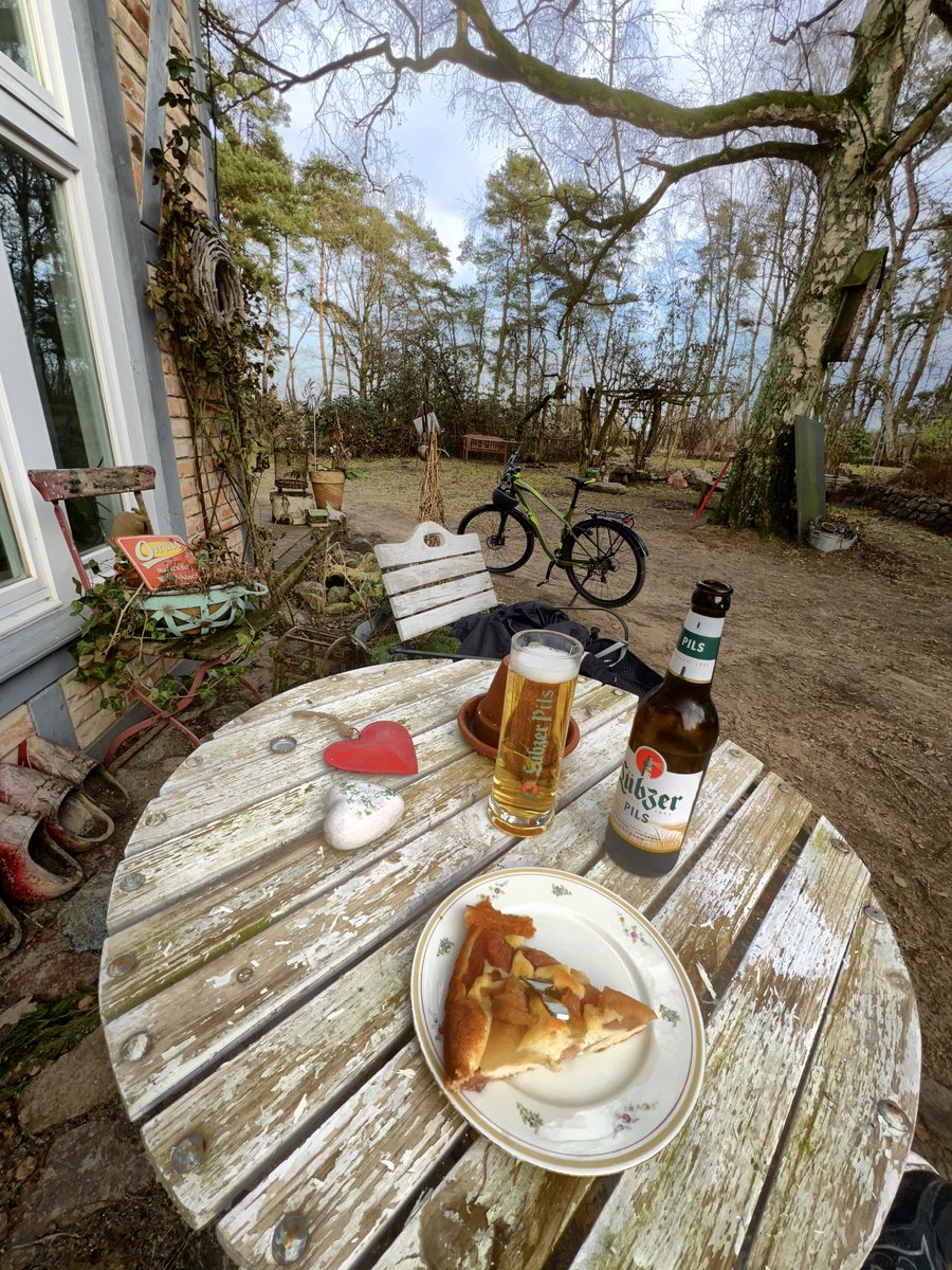 usedomlotse's tweet image. 14 Grad, Sonne und erster Ausritt des Jahres rund ums Achterland, herrlich! 🤩 Aber ich muss uns schelten. Die Kollegin vom Gartencafé in Prätenow sagt, sie hat schon jetzt die ganze Zeit auf, aber es kommen zu wenige Leute.

#usedom #radfahren #mvtutgut #ostsee