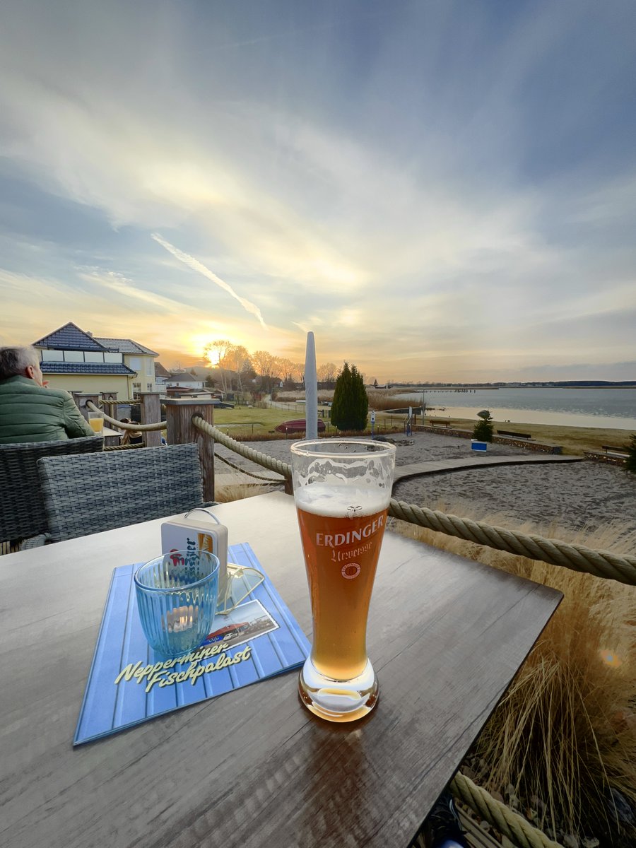 usedomlotse's tweet image. 14 Grad, Sonne und erster Ausritt des Jahres rund ums Achterland, herrlich! 🤩 Aber ich muss uns schelten. Die Kollegin vom Gartencafé in Prätenow sagt, sie hat schon jetzt die ganze Zeit auf, aber es kommen zu wenige Leute.

#usedom #radfahren #mvtutgut #ostsee