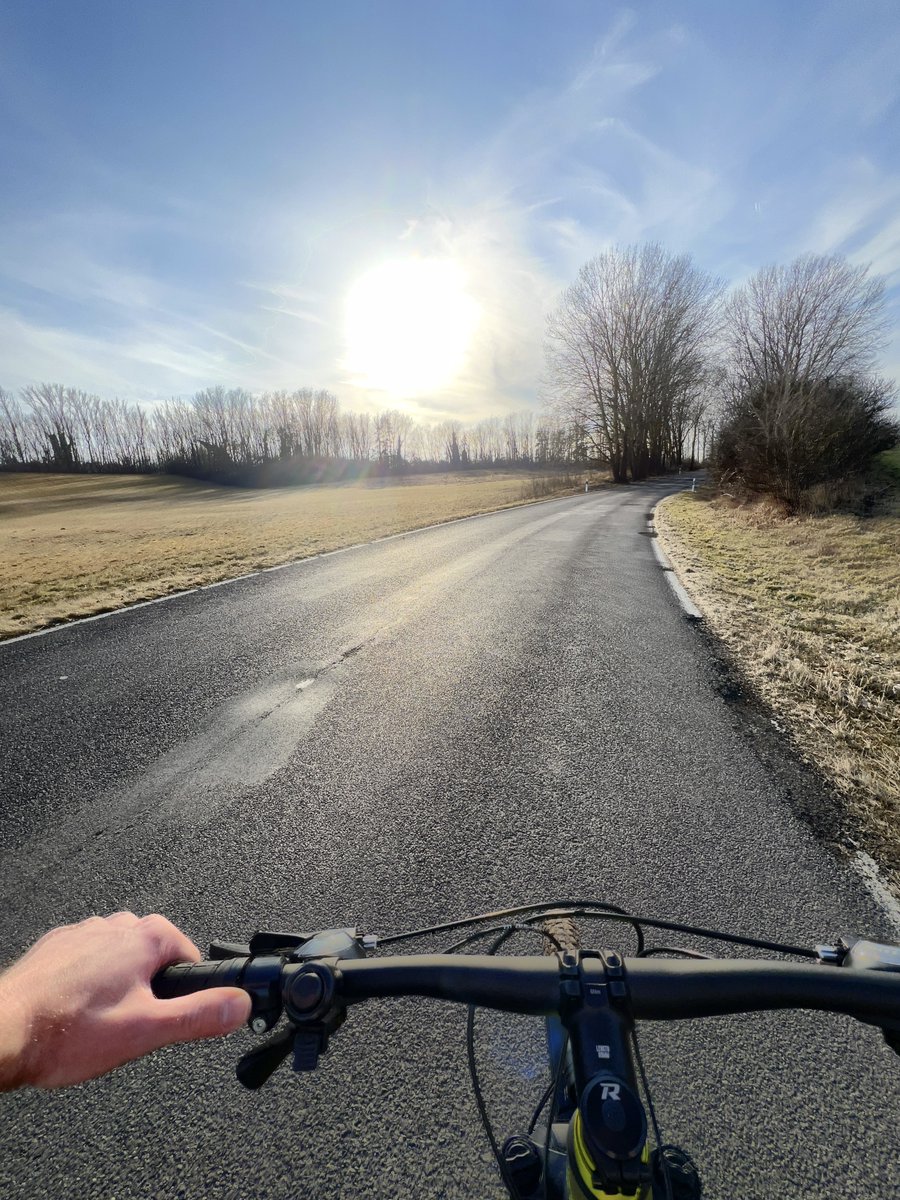 usedomlotse's tweet image. 14 Grad, Sonne und erster Ausritt des Jahres rund ums Achterland, herrlich! 🤩 Aber ich muss uns schelten. Die Kollegin vom Gartencafé in Prätenow sagt, sie hat schon jetzt die ganze Zeit auf, aber es kommen zu wenige Leute.

#usedom #radfahren #mvtutgut #ostsee