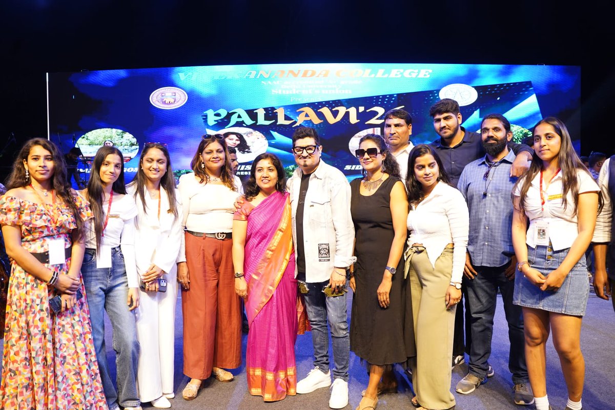 VNC_DU's tweet photo. Neeraj Shridhar, the Raja of Bollywood playback singing, set the stage on fire in Vivekananda College, DU on 26th Feb. Over 4000 students attended the star event as part of Pallavi'26-the Annual College Fest. Some glimpses:
@NeerajShridhar https://t.co/HDYu6UwoPy