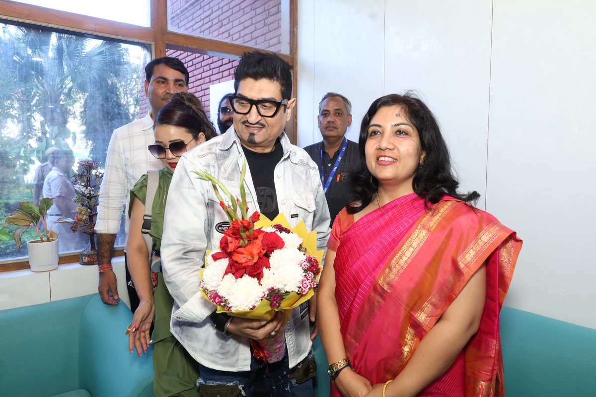 VNC_DU's tweet photo. Neeraj Shridhar, the Raja of Bollywood playback singing, set the stage on fire in Vivekananda College, DU on 26th Feb. Over 4000 students attended the star event as part of Pallavi'26-the Annual College Fest. Some glimpses:
@NeerajShridhar https://t.co/HDYu6UwoPy
