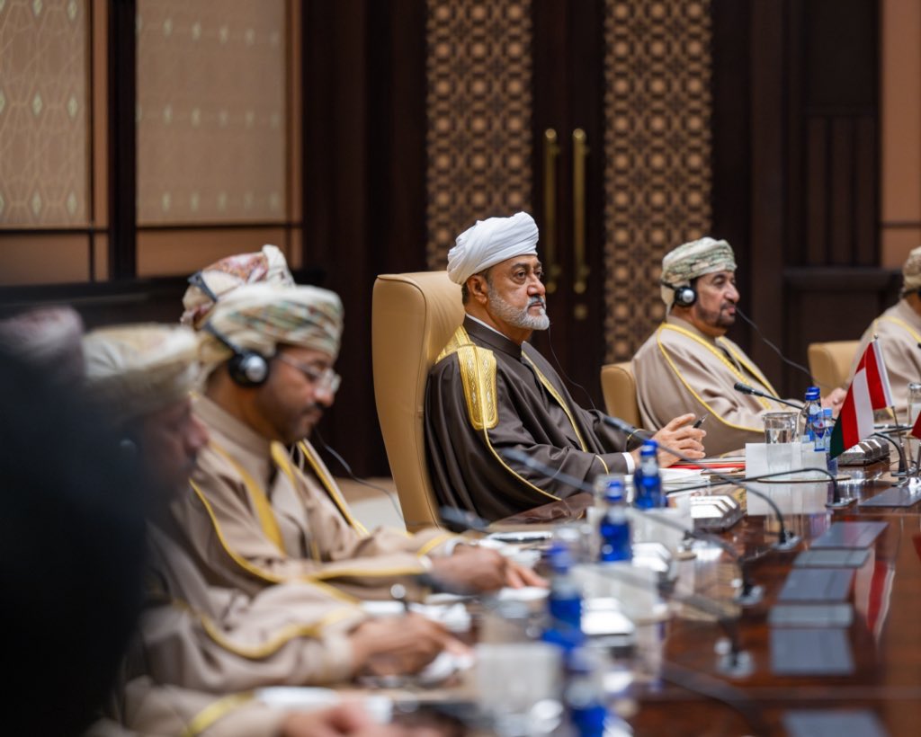 kh3lij_Arabi's tweet photo. 🔴 عاجل | التلفزيون العماني:

جلالة السلطان يجري اتصالات هاتفية مع كلا من: 

🇦🇪 رئيس دولة الإمارات العربية المتحدة.
🇸🇦 ولي العهد المملكة العربية السعودية.
🇰🇼 أمير دولة الكويت.
🇶🇦 أمير دولة قطر.
🇧🇭 ملك مملكة البحرين. https://t.co/wlzUdmVtDD