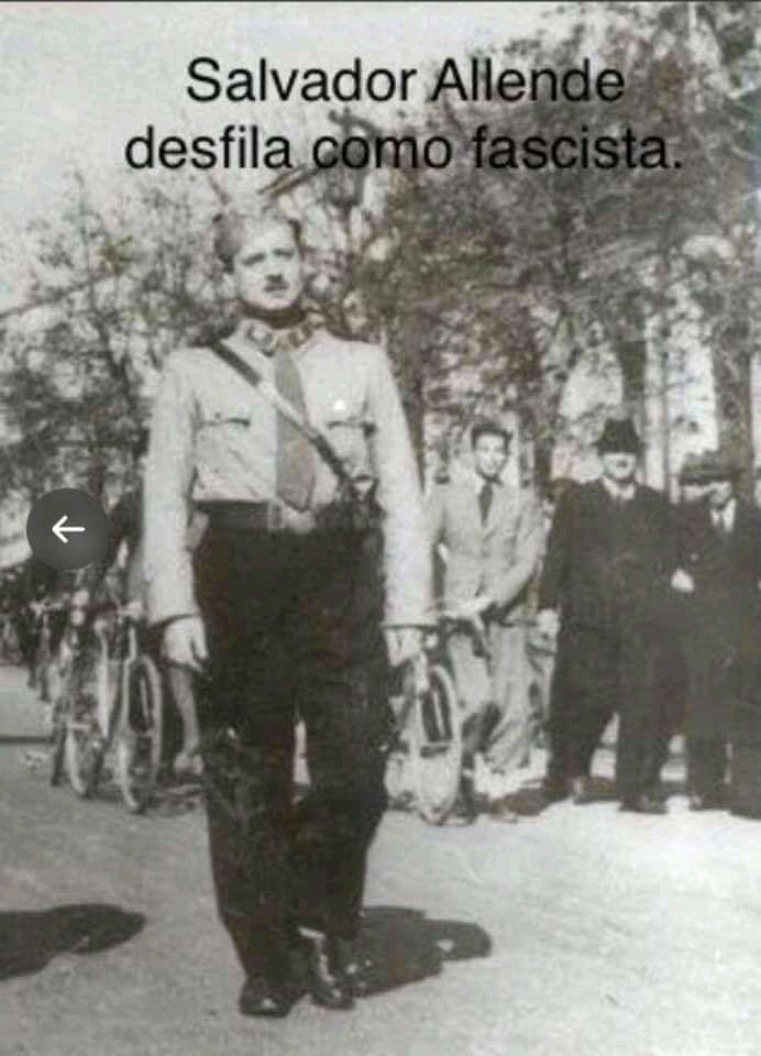 A los huevas zurdos adoradores del borracho Allende que tratan de fascistas a la derecha ...aquí les dejo a su ídolo de botillerias desfilando frente a la moneda con su uniforme FASCISTA , si dudan , busquen en archivos de historia 🇨🇱
