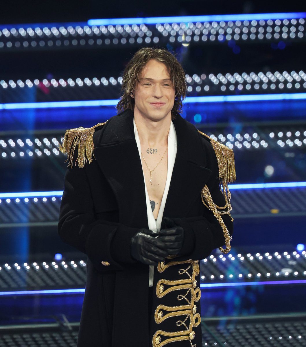 MENZIONE D ONORE AL COGLIONE D IRAMA CHE DOPO INNUMEREVOLI INUTILI PRESENZE A SANREMO SCEGLIE DI NON PARTECIPARE ALL EDIZIONE PIU ANONIMA DI SEMPRE DOVE AVREBBE VINTO ANCHE STANDO 3 MINUTI MUTO