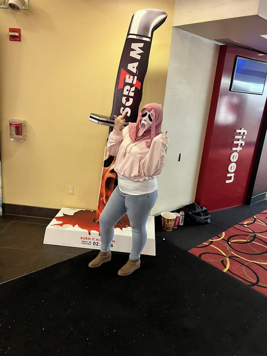 sislyssdraws_'s tweet photo. @ScreamMovies scream 7 was trash. 5 and 6 had it going in a great direction and they ruined it by paying Sydney( Neve ) her demands and had to cut into the movies budget. It was underwhelming, rushed and they dint even let us fully connect to the new characters. I’m disappointed https://t.co/oGcfKt1mpf