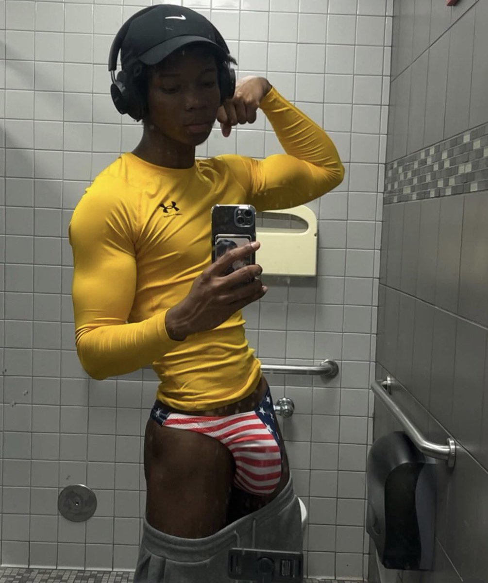 kenzooo84's tweet photo. The bulge or the meat? https://t.co/SQvRHhqMj2