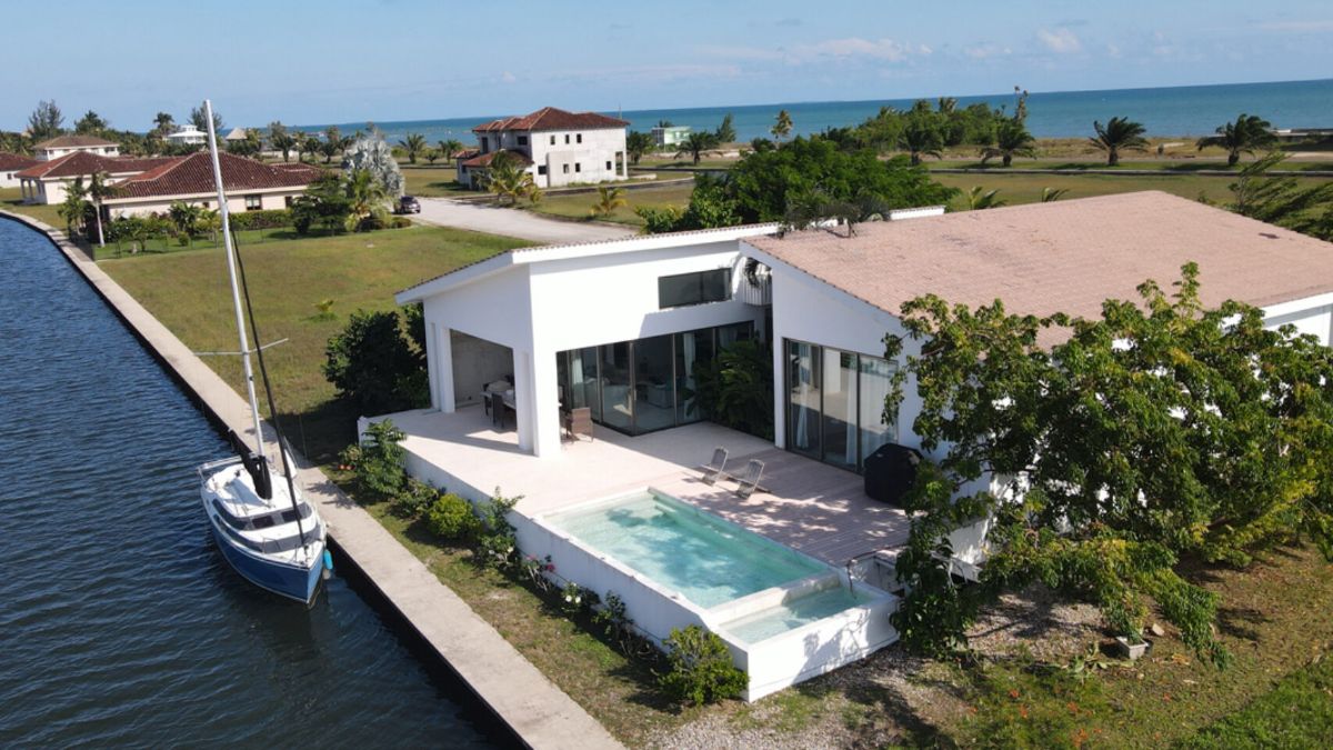 RemaxVIPBelize's tweet photo. Fall in love with the Belize lifestyle — Lots starting at $85,000 USD - https://t.co/f4mMoOcZUr https://t.co/L0w2vtkgP7