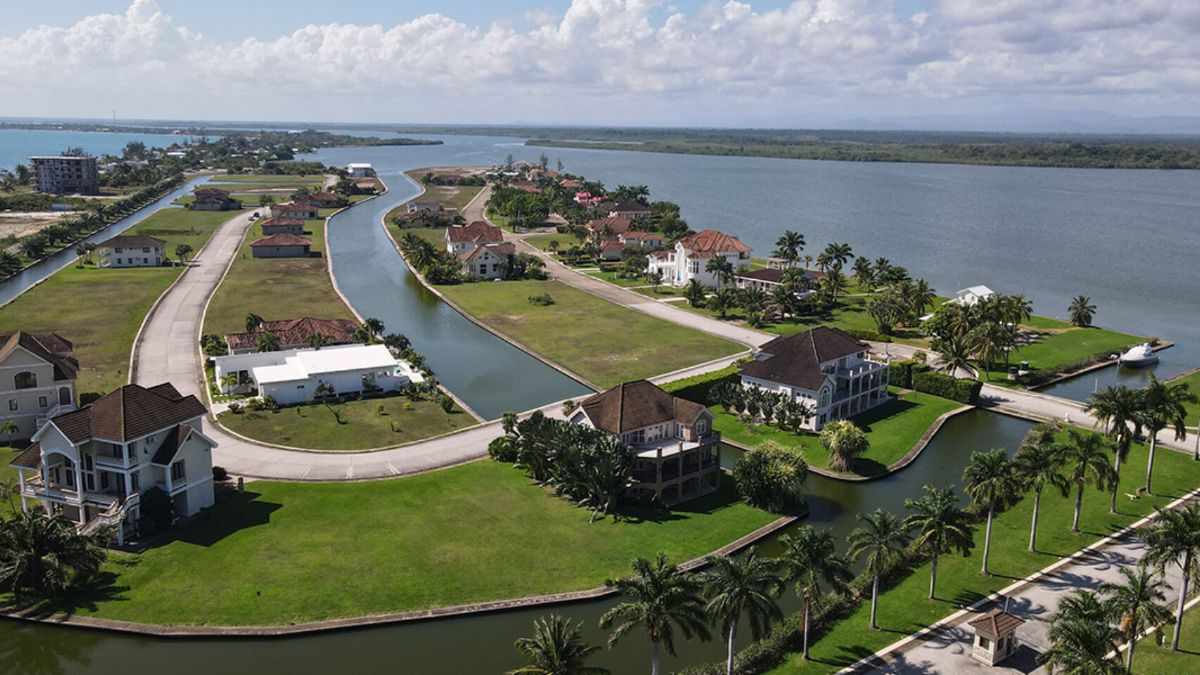 RemaxVIPBelize's tweet photo. Fall in love with the Belize lifestyle — Lots starting at $85,000 USD - https://t.co/f4mMoOcZUr https://t.co/L0w2vtkgP7