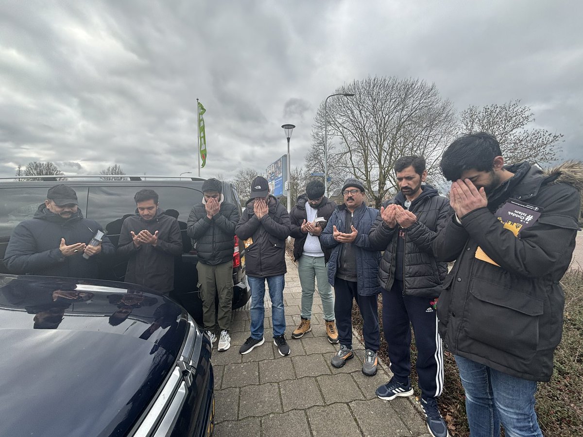 NunspeetAMJO's tweet photo. Vandaag zijn onze jongeren en ouderen samen bij elkaar gekomen in het hart van Elburg. Er zijn door de genade van God totaal 1000 folders uitgedeeld in de brievenbussen. 

#elburg #islam #islamnu #vrede https://t.co/t8Q5NE1lxR