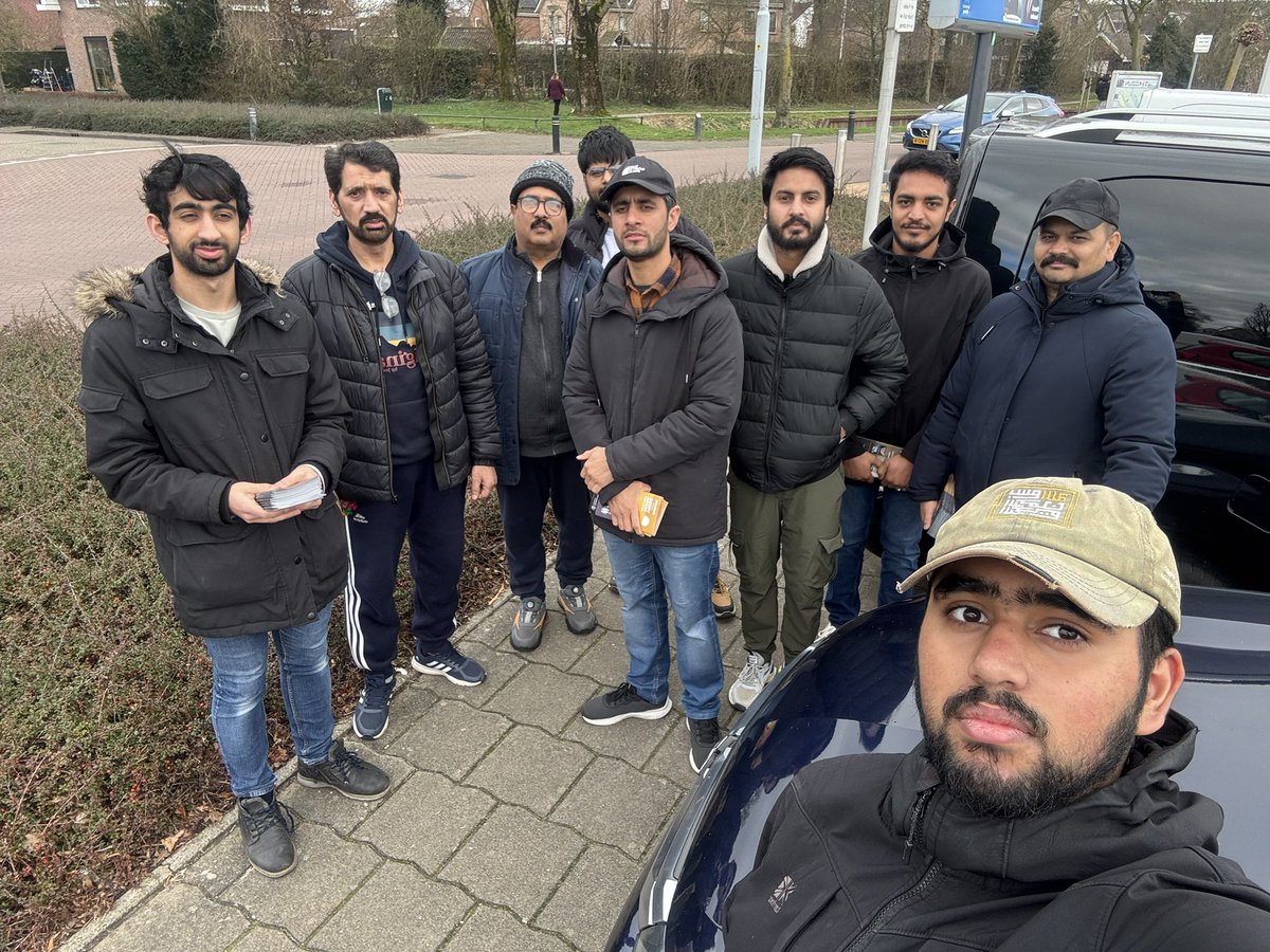 NunspeetAMJO's tweet photo. Vandaag zijn onze jongeren en ouderen samen bij elkaar gekomen in het hart van Elburg. Er zijn door de genade van God totaal 1000 folders uitgedeeld in de brievenbussen. 

#elburg #islam #islamnu #vrede https://t.co/t8Q5NE1lxR