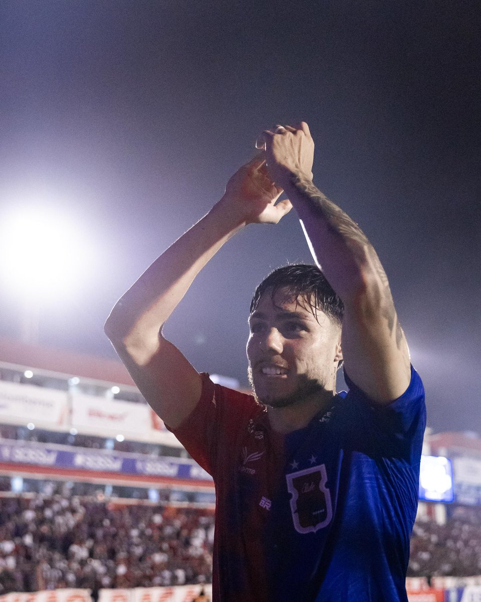 ParanaClube's tweet photo. Sinergia total entre torcida e time na nossa primeira batalha da temporada. 

🔴🔵 Seguimos juntos e focados em busca dos objetivos! 

#PResente #TricolorDaVila https://t.co/h3BYNxbZUq