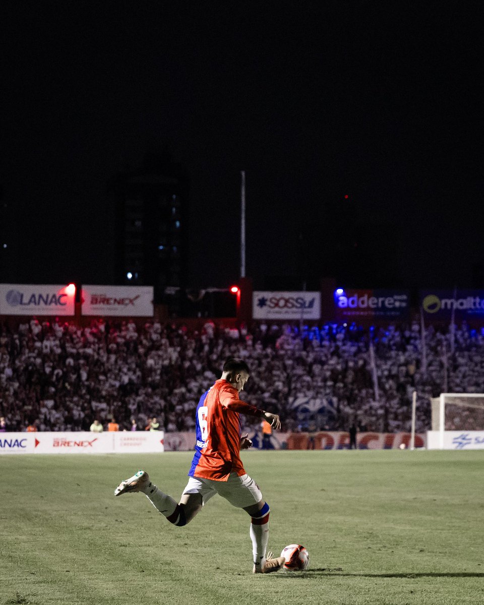 ParanaClube's tweet photo. Sinergia total entre torcida e time na nossa primeira batalha da temporada. 

🔴🔵 Seguimos juntos e focados em busca dos objetivos! 

#PResente #TricolorDaVila https://t.co/h3BYNxbZUq