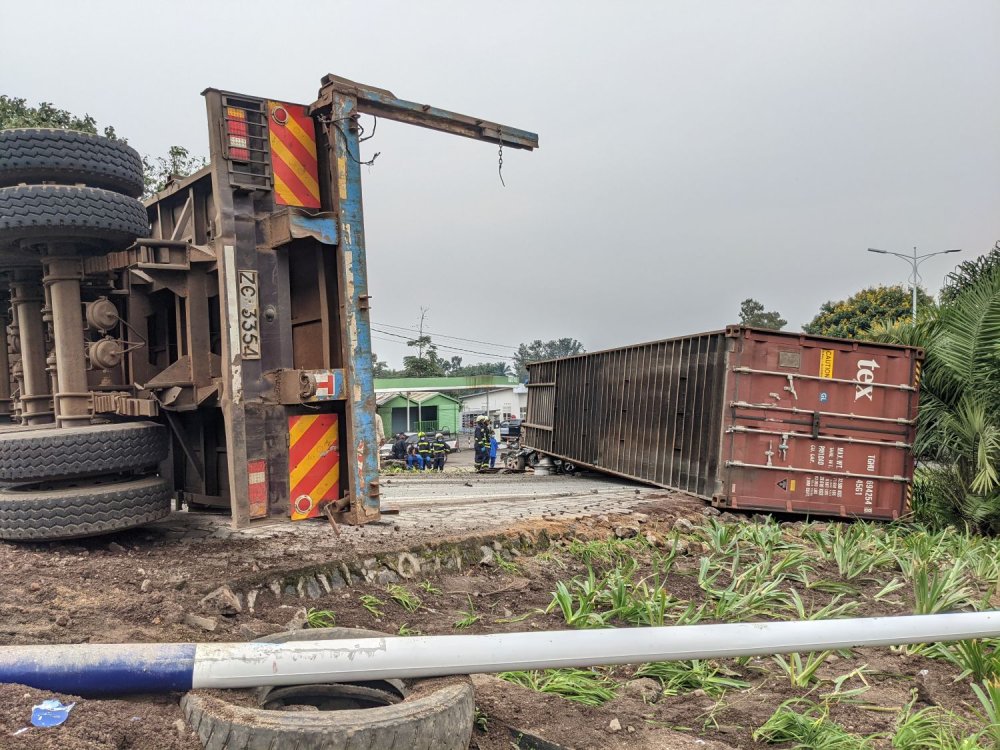 Muri <a href="/RubavuDistrict/">Rubavu District</a> kuri uyu wa Gatandatu, ikamyo yagonze ivatiri, moto n’abaturage bagenderaga ku ruhande rw’umuhanda, ihitana  abantu 11, barimo umugore, umugabo n'abana babo 2.
Iyi mpanuka yabaye ahagana 14:00 mu Murenge wa Gisenyi.
Imana ibakire mu bayo.