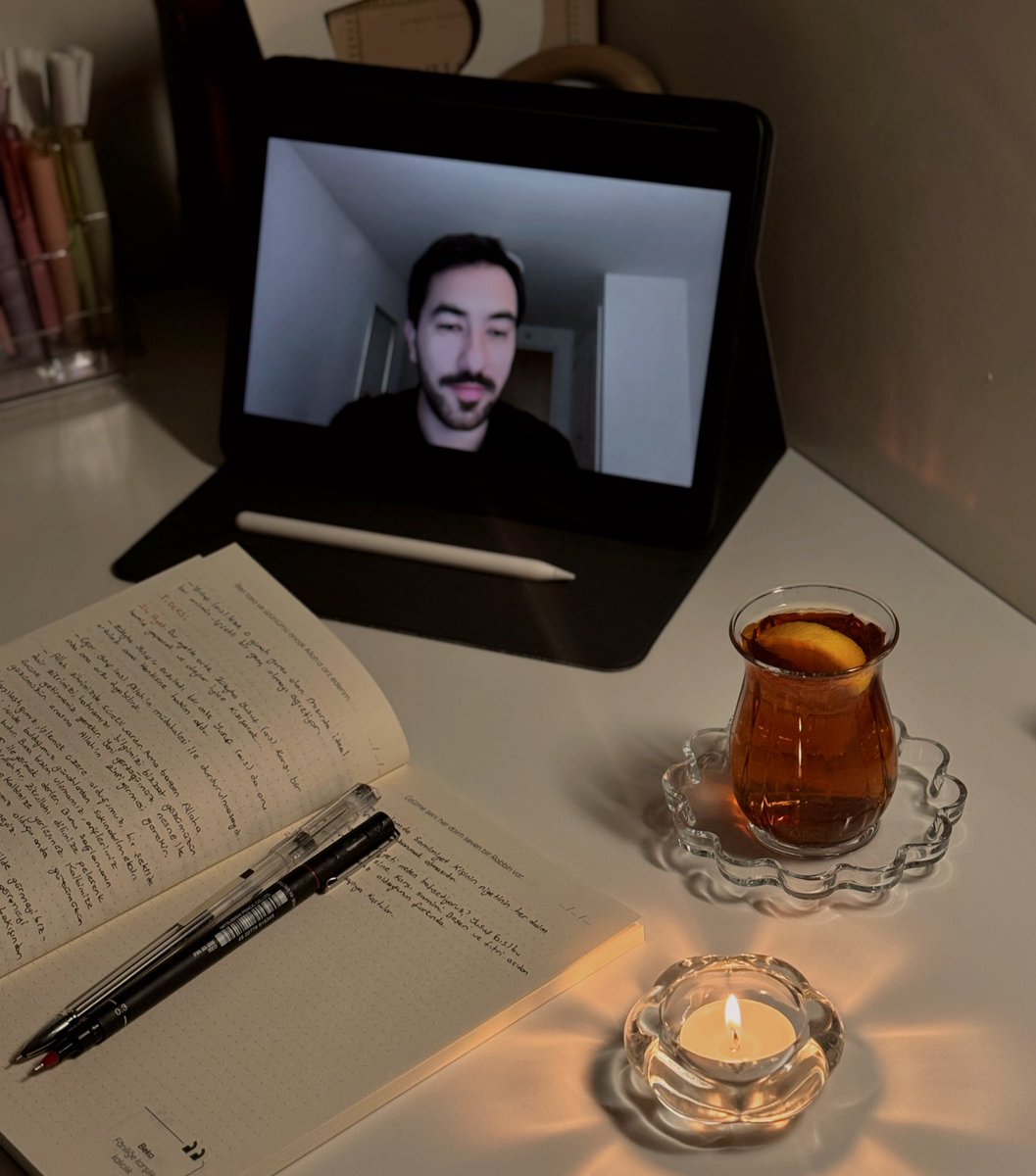 mesknur's tweet photo. Bazen aşırı dindar ve ümitvar hissediyor bazen de varlığımızın kusur ve ağırlığını taşıyamıyoruz gibi. Öyle bir gece. ✨ https://t.co/aPenj6f3X1