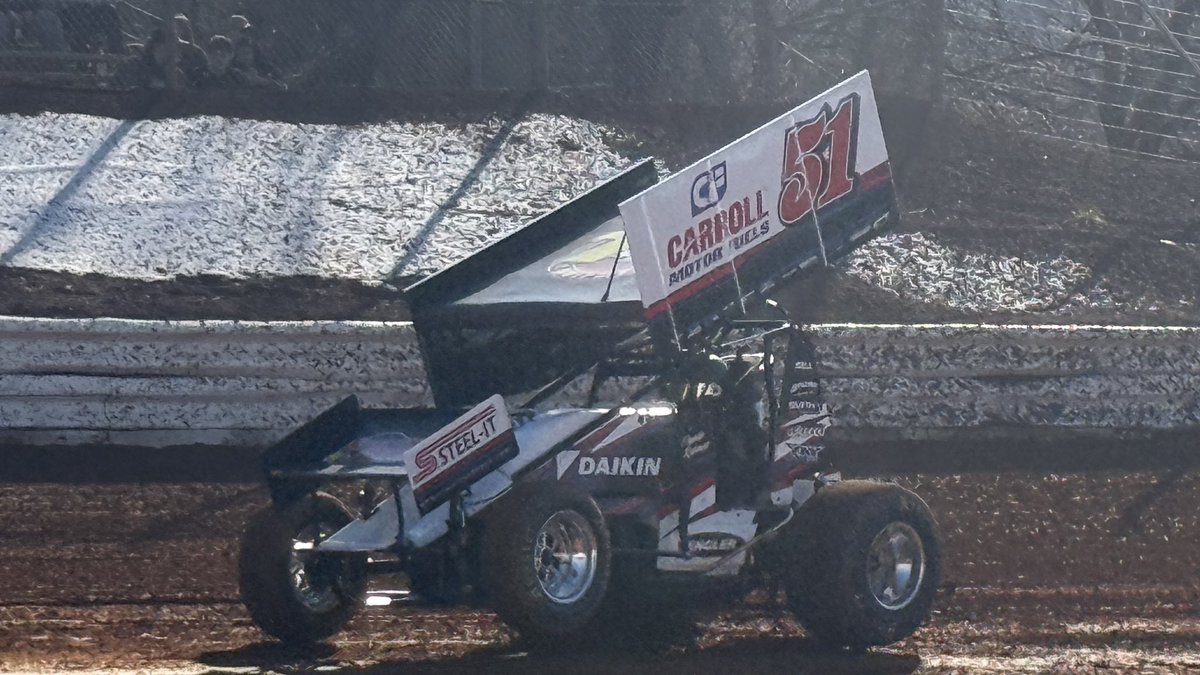 brianseventy7's tweet photo. Where in today’s world can you see 410 sprint cars at speed with snow still on the ground. No where else on the planet…. @lincolnspeedway https://t.co/yYL6VEwxQ3