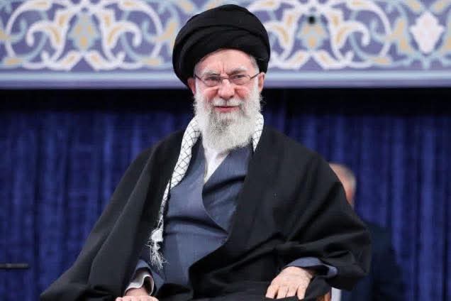 مقتل #خامنئي
هو يومٌ من أيام الله، وسقوط لمشروع عقائدي لطالما استغل مقام آل البيت الأطهار فيما يُغضب الله ورسوله.
إنَّ أكثر الناس فرحاً اليوم هو أمير المؤمنين علي وبناه الحسن والحسين وأمهم فاطمة الزهراء (رضوان الله عليهم)؛ بعد أن تحرر اسمهم من توظيف سياسي أفسد في البلاد والعباد.