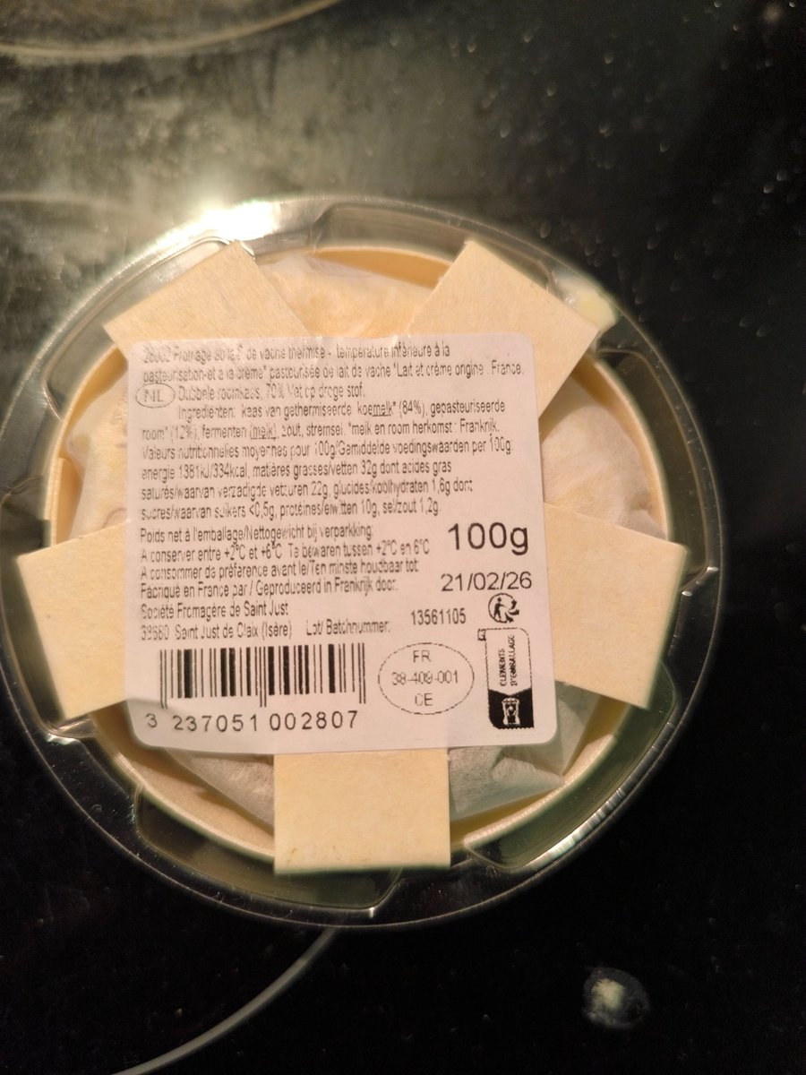 Acheté le 28 février au #Manor Food de Genève. On constatait déjà le poulet et les desserts à base d'oeufs crus qui y étaient vendus périmés, maintenant ça se propage aux fromages. Faites attention donc....