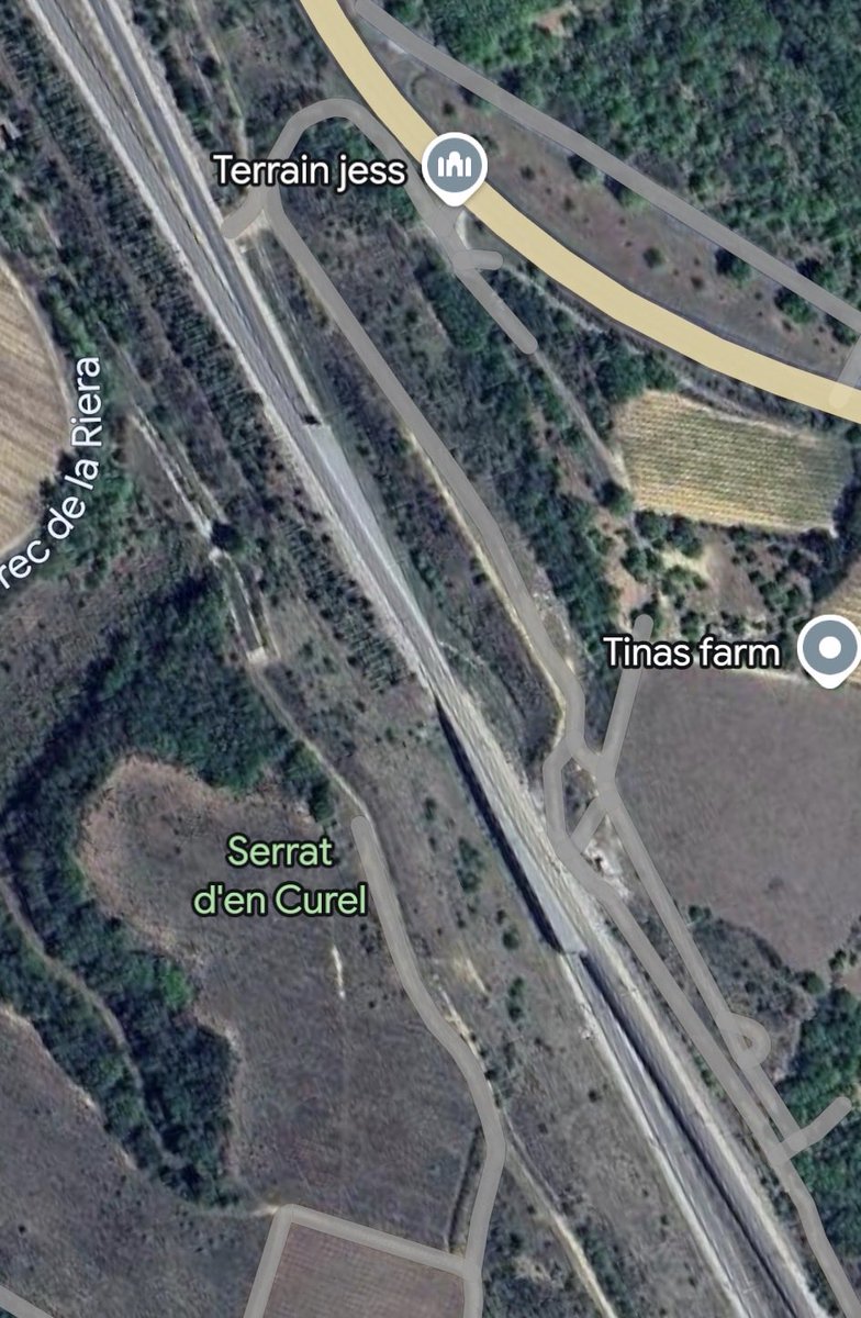 taelira's tweet photo. @giraldeo Entre España y Francia pasa lo mismo para ferrocarriles. En Francia circulan por la izquierda. Así que las vías se cruzan al pasar la frontera. https://t.co/CjDmP7i7rR