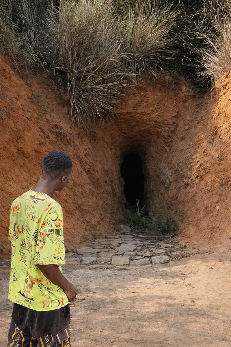 Na only spoil people know wetin dem dey see. 
What do you think he is looking at ?