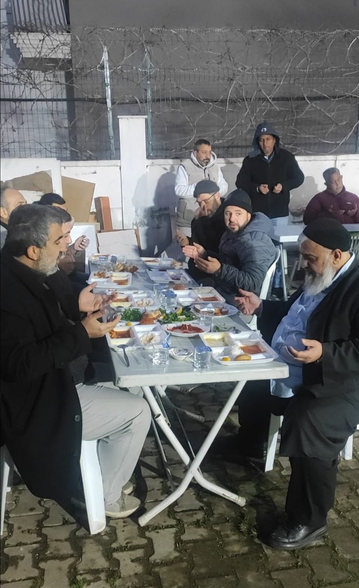 burhander's tweet photo. Geleneksel Ramazan İftar Programımızı 5. Yılında da devam ediyor. 
Burhan-Der olarak Hüseyin Enes Yeşil Hoca Efendi Kuran Kursunda, dernek Baskanımız ve Misafirlerin Katılımları ile Gerçekleştirdik.  
Gelemeyen Vatandaşlarımıza Evlerine Gidilerek Yemek İkramları Dağıtımı Yapıldı https://t.co/Gta8TPcgIi