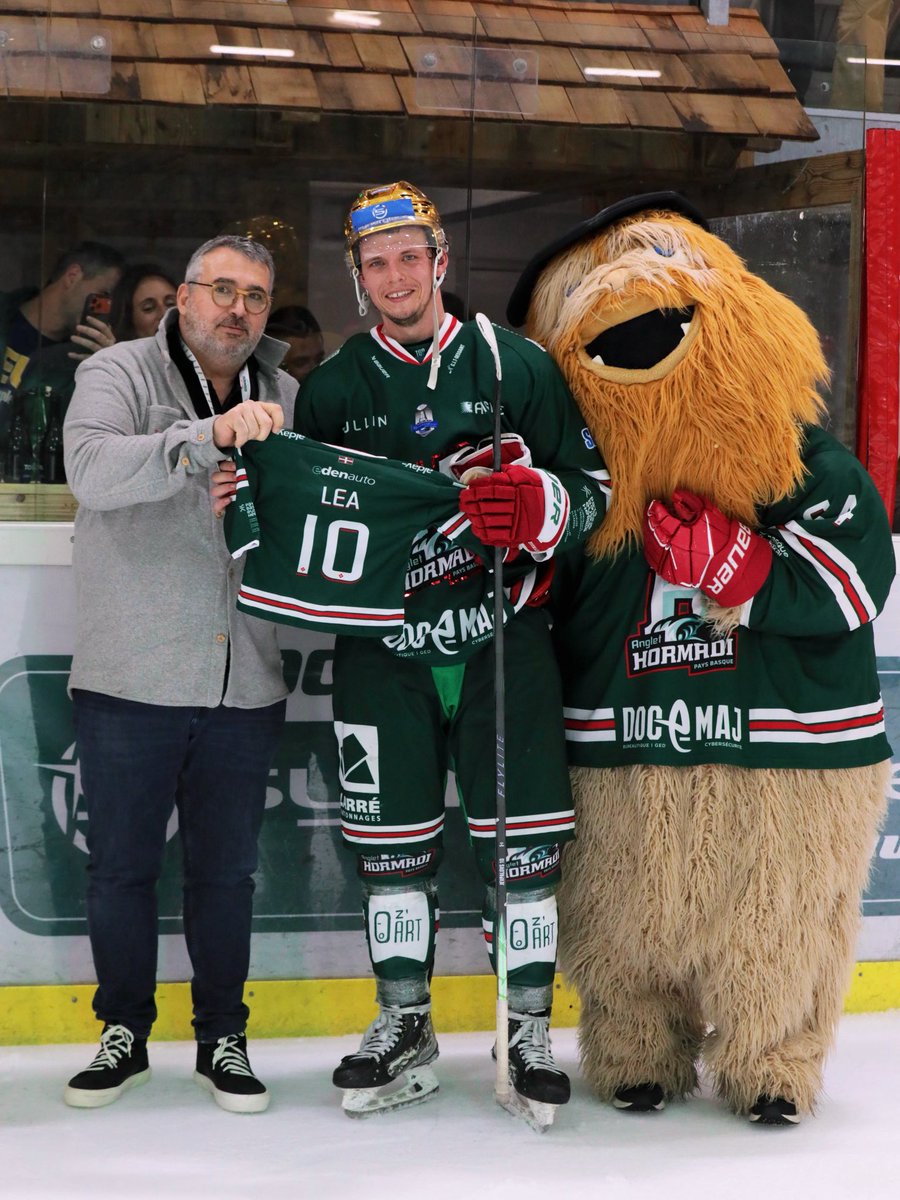 𝐔𝐧𝐞 𝐩𝐞𝐭𝐢𝐭𝐞 𝐬𝐮𝐫𝐩𝐫𝐢𝐬𝐞 𝐩𝐨𝐮𝐫 𝐍𝐢𝐤𝐢 !🍼🥰

Quel meilleur cadeau après un derby remporté ?🤩

L’ensemble du staff angloy tenait à remettre un beau cadeau à 𝐍𝐢𝐤𝐢𝐭𝐚 𝐉𝐞𝐯𝐩𝐚𝐥𝐨𝐯𝐬, pour la naissance de sa petite fille.🥳

#GoHormadi | #JoTaKeIrabaziArte